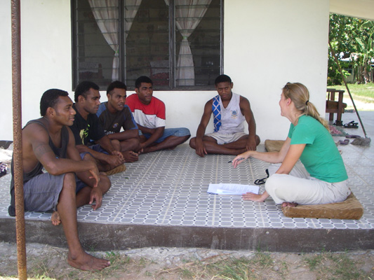 Melanie-leading-a-training-workshop-with-future-Fijian-guides