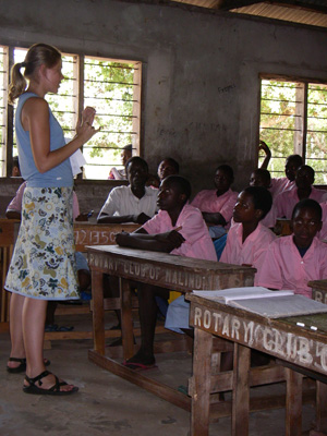 Melanie-teaching-Kenyan-kids-about-sea-turtles